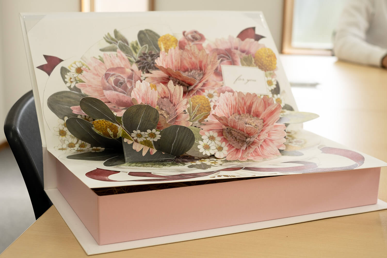 画像:豪華なポップアップカードがついたお菓子の箱（ポップアップカードの設計・製作を担当）