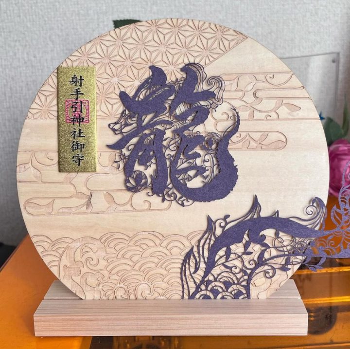 蒼山日菜さんの新作、板材彫刻と切り絵の作品