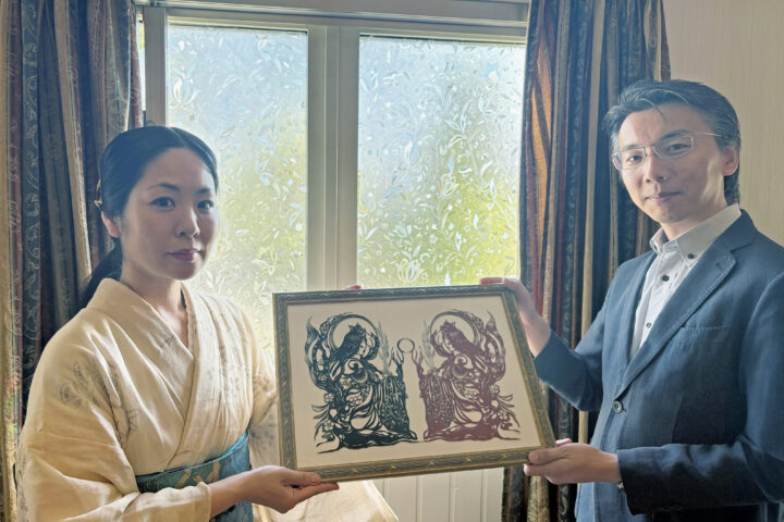 宮本なる　刀絵帰蝶　切り絵　作家　対談　インタビュー　切り絵御朱印　東京紙器